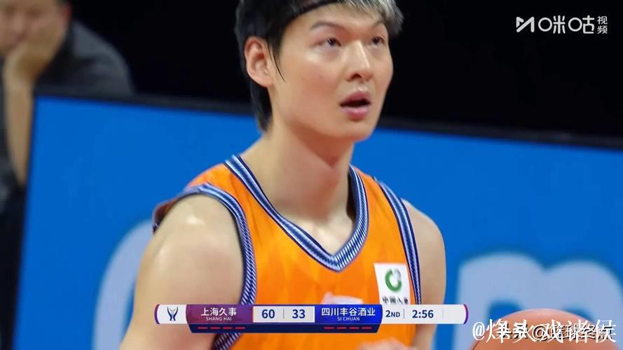 CBA俱乐部杯：王哲林17+7 上海大胜四川